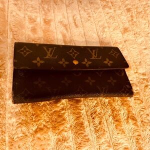 👜 LOUIS VUITTON Monogram Sarah Wallet
MSRP $1,199 | BIN $279 – Classic LV Icon 🔥